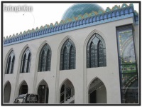 exterior masjid jendela kaca patri